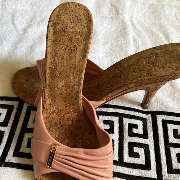 Chanel - Picture 5 of 6